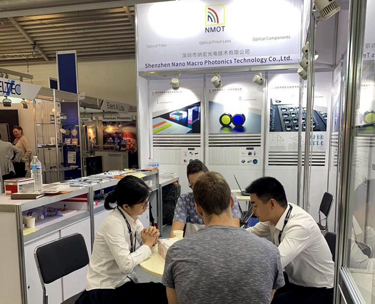 歐洲客戶(hù)正在了解濾光片產(chǎn)品