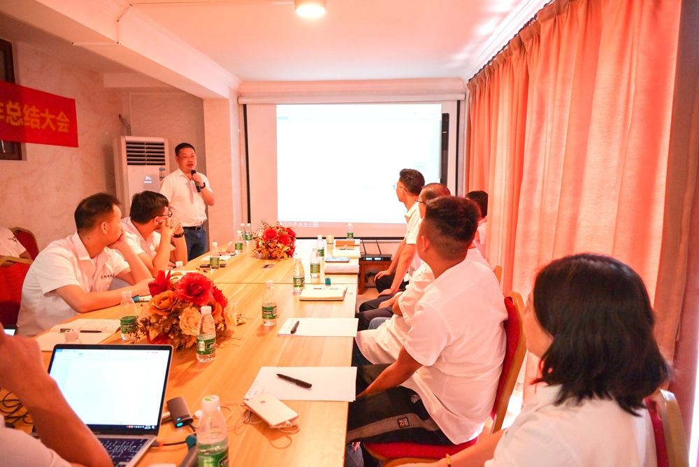 各個部門領(lǐng)導(dǎo)匯報工作